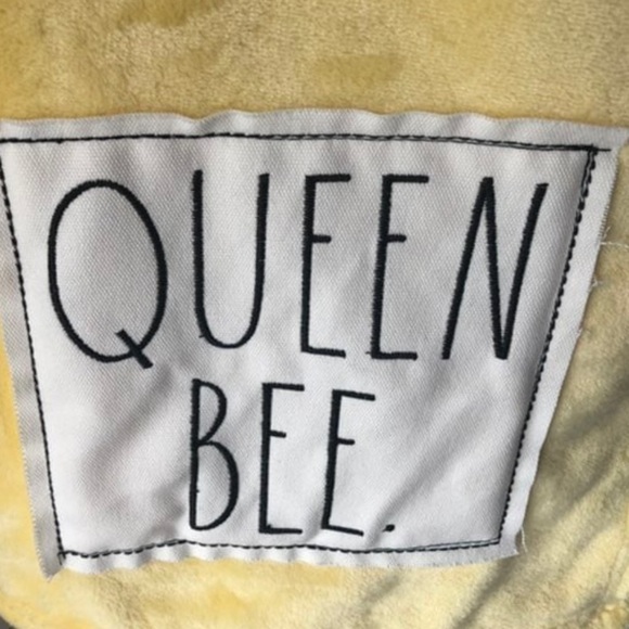 NWT Rae Dunn Yellow Soft 50x60 Throw Blanket with Patch ‘Queen Bee’ - Picture 2 of 3